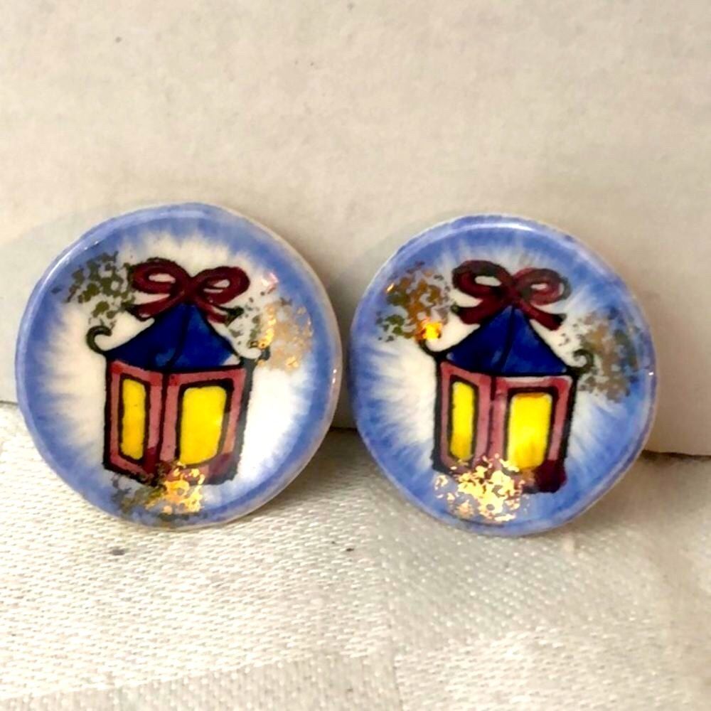 1950’s ceramic tiny art clip earring.